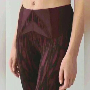Lululemon Exquisite Crop in Bordeaux Animal Print Drama Size 6